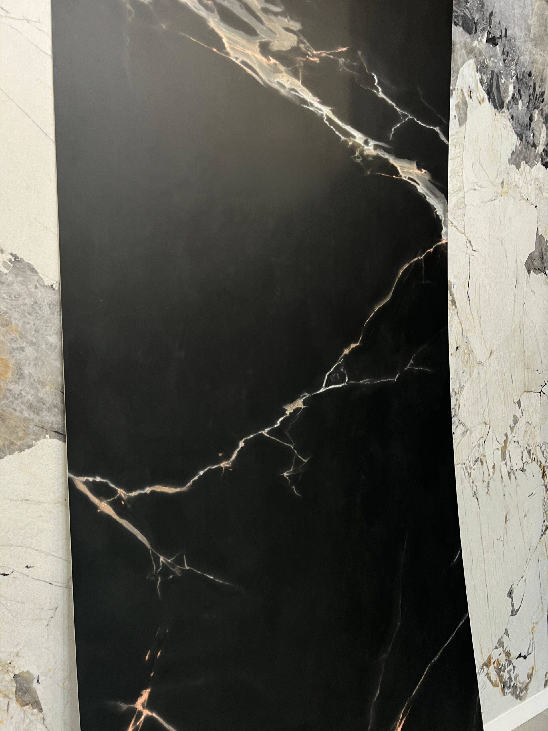 Płyta węglowa Galaxy Night Gold Połysk 280x110x0,5 cm (kontynuacja wzoru) – płyta węglowa do eleganckiego wykończenia łazienki
