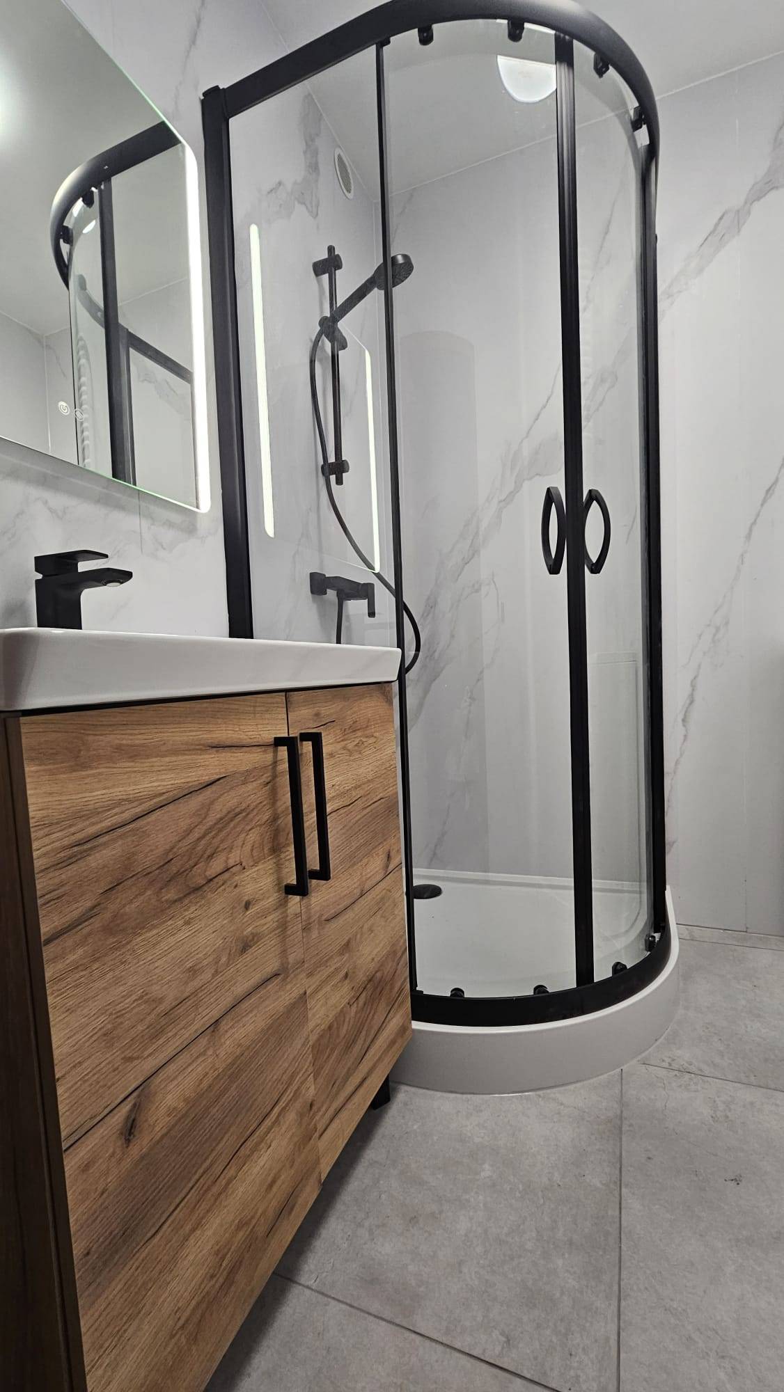 Płyta węglowa Aurora Grey Mat 280x110x0,5 cm (kontynuacja wzoru) – płyta węglowa do eleganckiego wykończenia łazienki