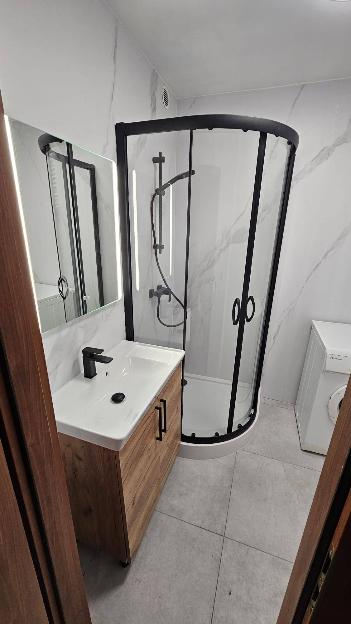 Płyta węglowa Aurora Grey Połysk 280x110x0,5 cm (kontynuacja wzoru) – płyta węglowa do eleganckiego wykończenia łazienki