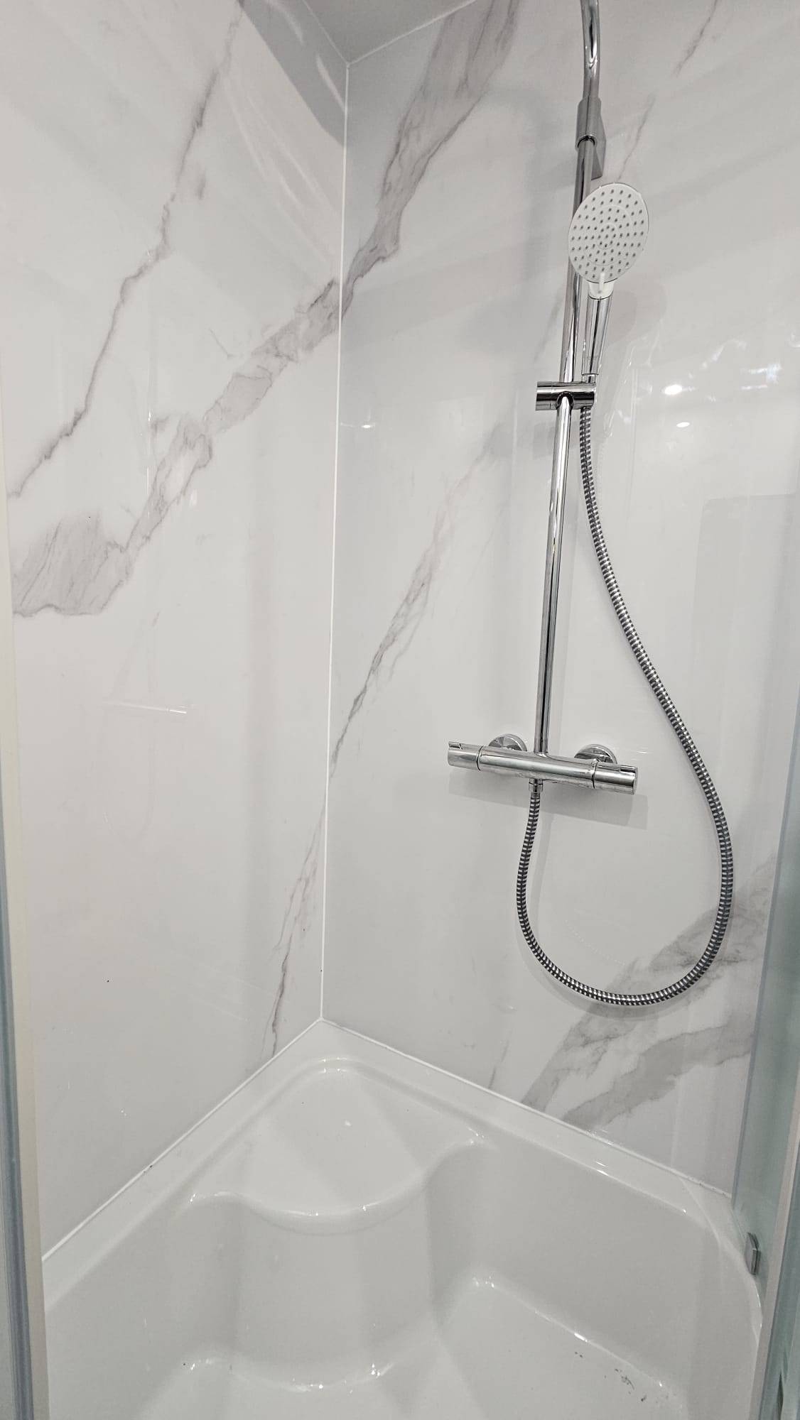 Płyta węglowa Aurora Grey Mat 280x110x0,5 cm (kontynuacja wzoru) – płyta węglowa do eleganckiego wykończenia łazienki