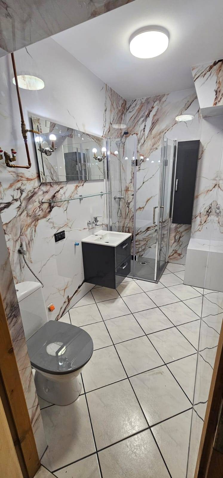 Płyta węglowa Aurora Gold Mat 280x110x0,5 cm (kontynuacja wzoru) – płyta węglowa do eleganckiego wykończenia łazienki