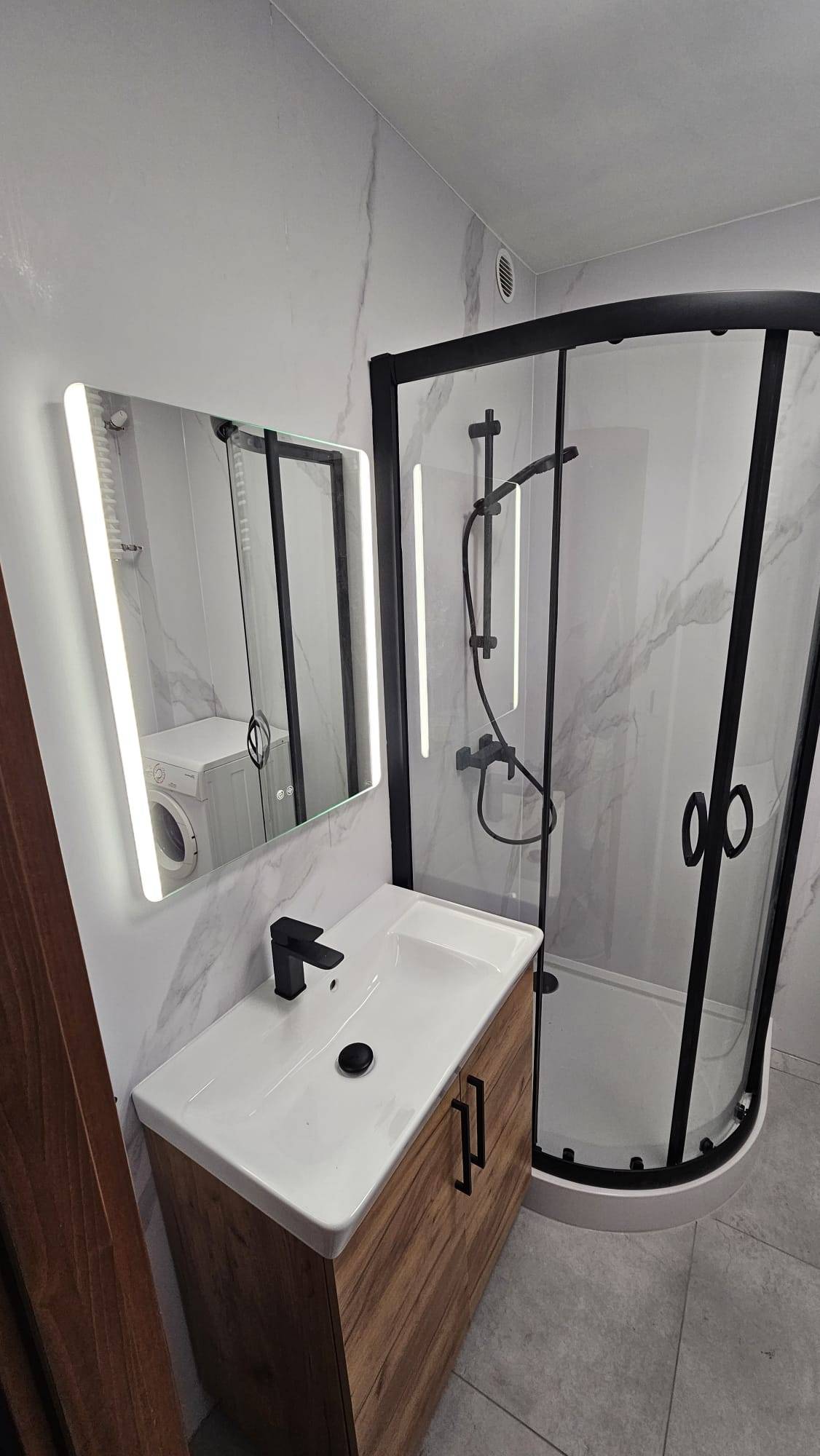 Płyta węglowa Aurora Grey Połysk 280x110x0,5 cm (kontynuacja wzoru) – płyta węglowa do eleganckiego wykończenia łazienki