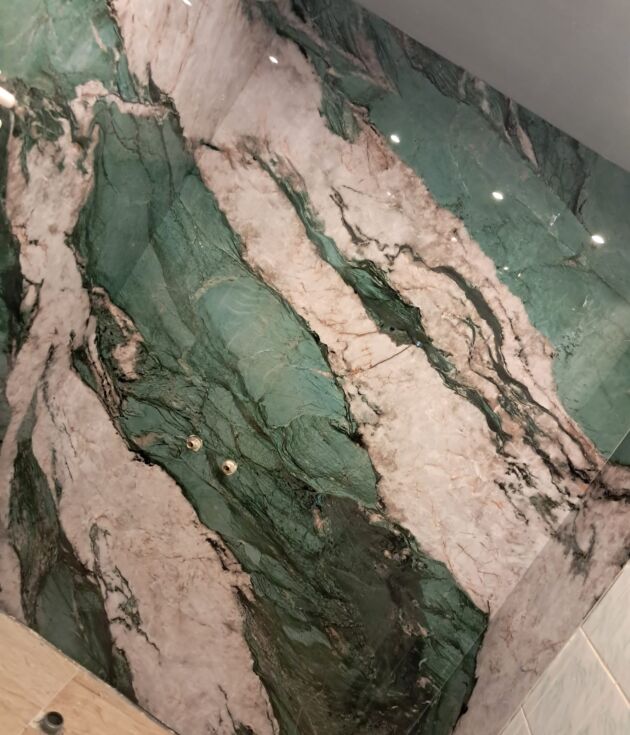 Płyta węglowa Amazonia Połysk 280x110x0,5 cm (kontynuacja wzoru) – płyta węglowa do eleganckiego wykończenia łazienki