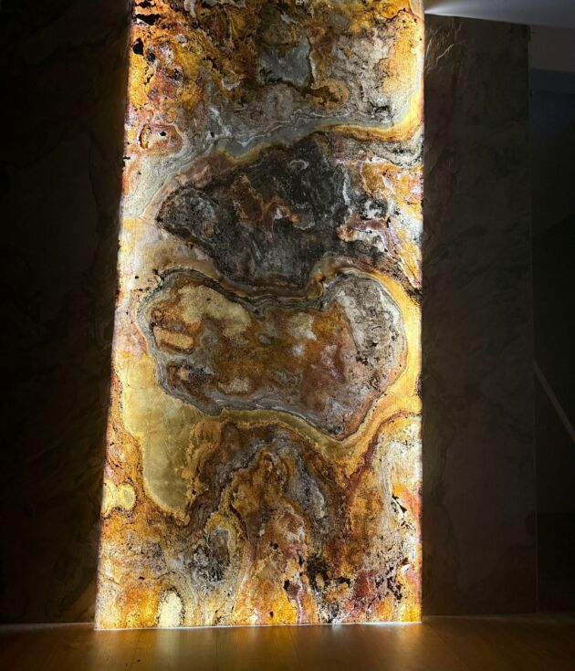 Kamień elastyczny Quarry Ochre 280x122x0,3 cm (transparentny) – kamień elastyczny na ścianę do łazienki