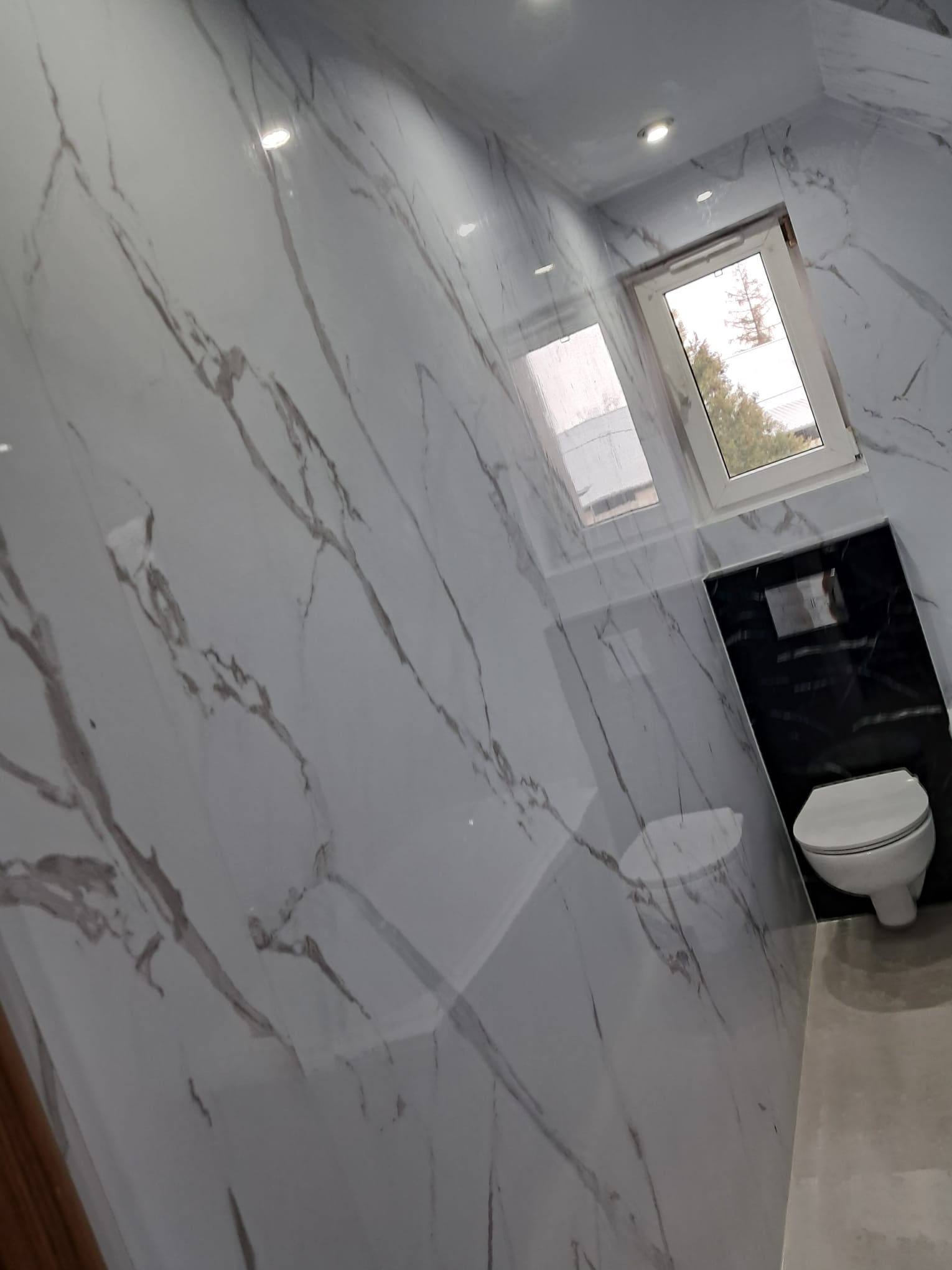 Płyta PVC Biały Marmur Połysk 280×122 cm – płyta ścienna PVC do szybkiego remontu łazienki