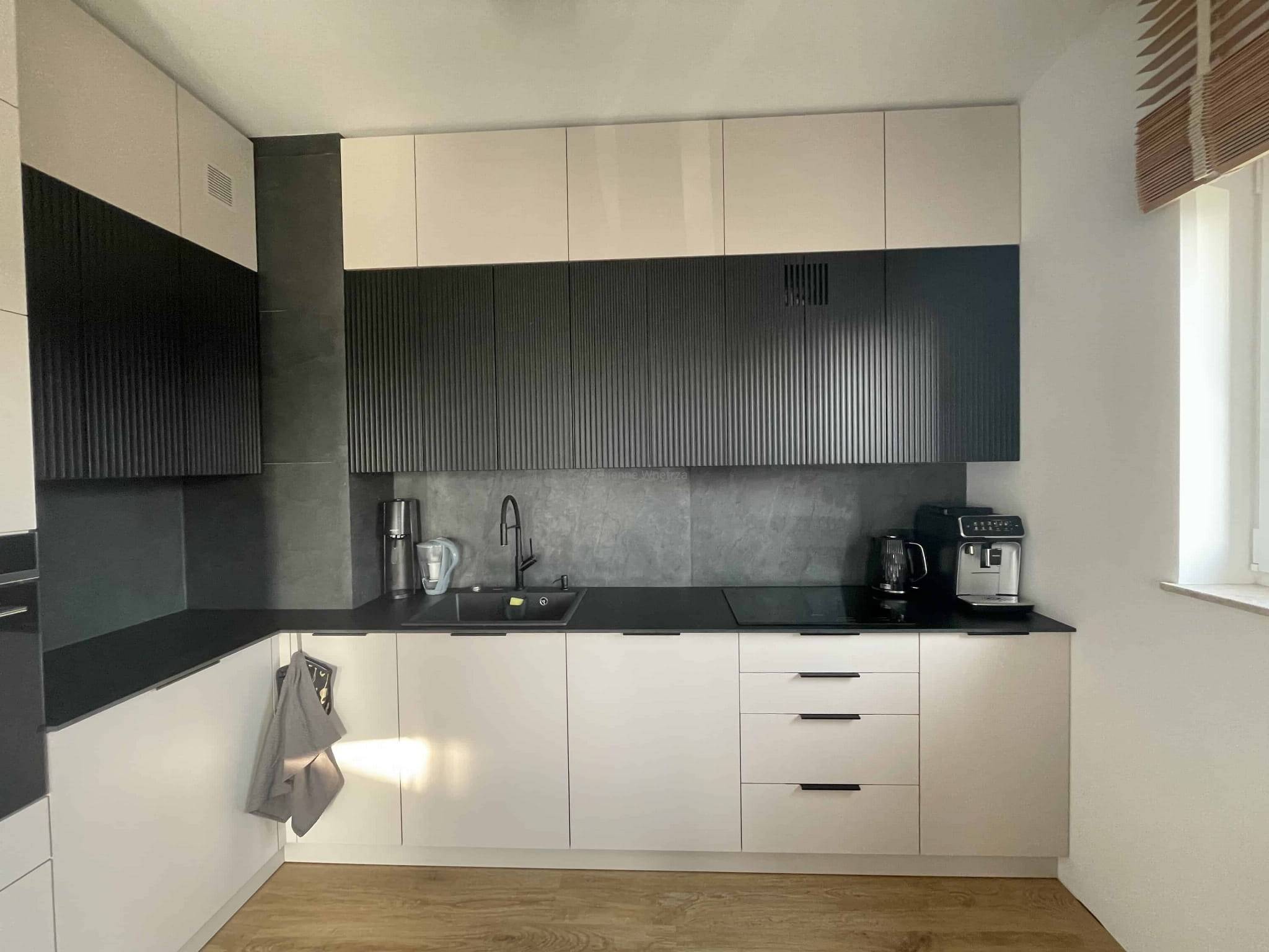 Kamień elastyczny Oslo Noir 122x61x0,3 cm – kamień elastyczny na ścianę do łazienki