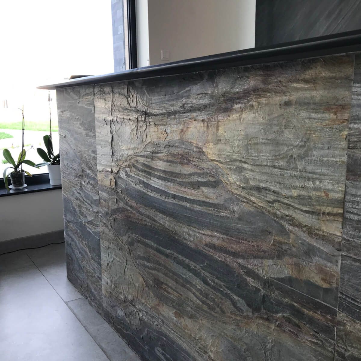 Kamień elastyczny Cedar Flame 305x122x0,3 cm – kamień elastyczny na ścianę do łazienki