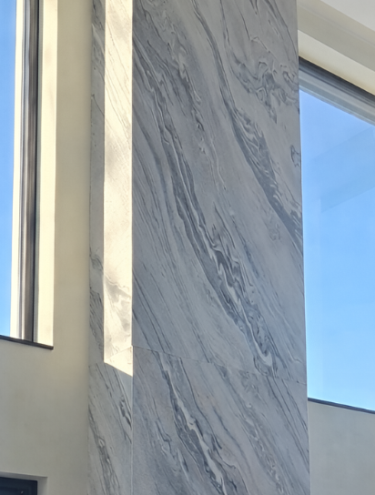 Kamień elastyczny Bianco Mare 305x122x0,3 cm – kamień elastyczny na ścianę do łazienki