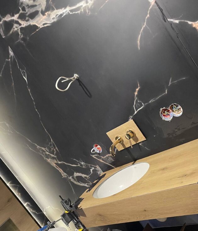 Płyta węglowa Galaxy Night Gold Mat 280x110x0,5 cm (kontynuacja wzoru) – płyta węglowa do eleganckiego wykończenia łazienki