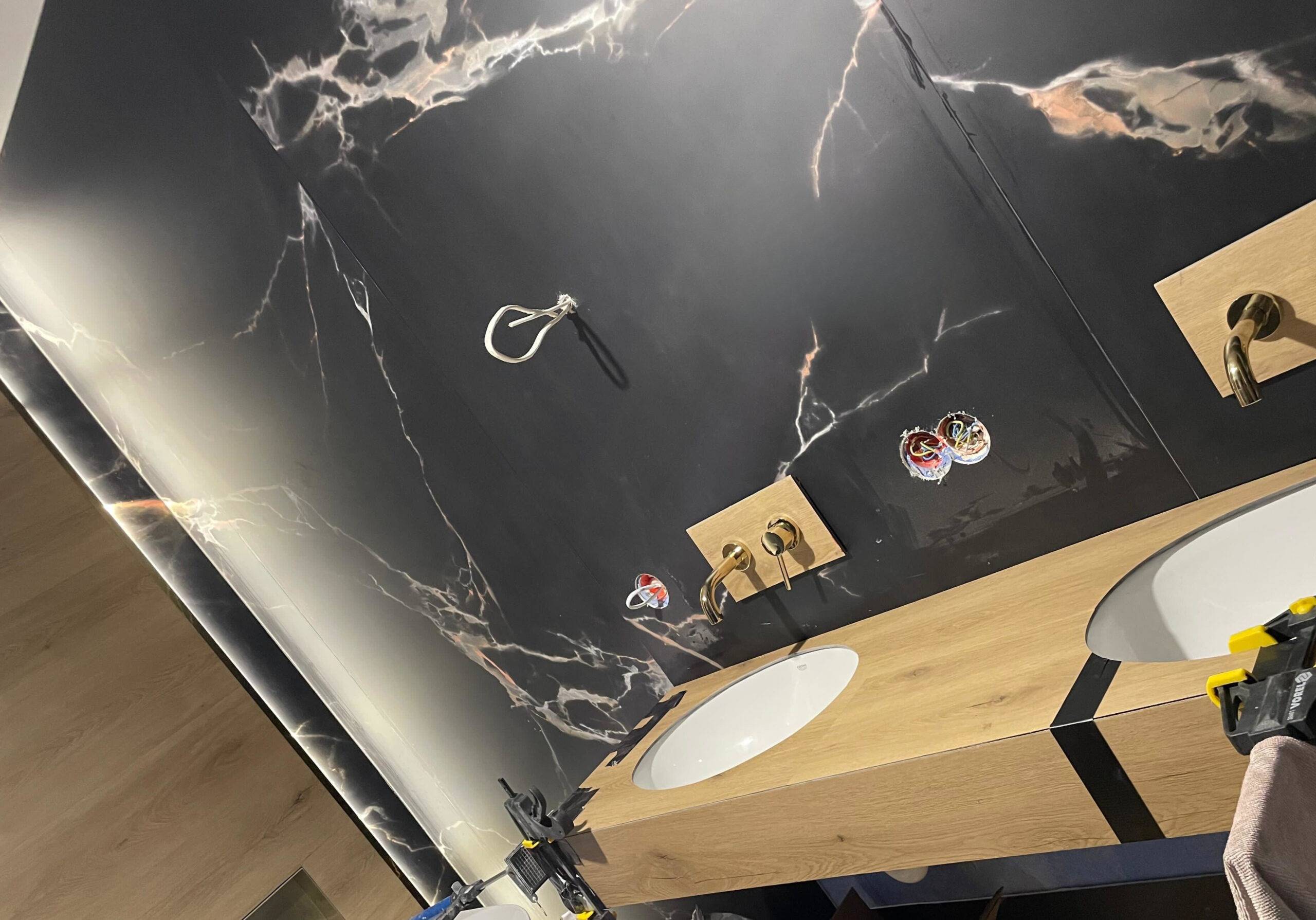Płyta węglowa Galaxy Night Gold Połysk 280x110x0,5 cm (kontynuacja wzoru) – płyta węglowa do eleganckiego wykończenia łazienki