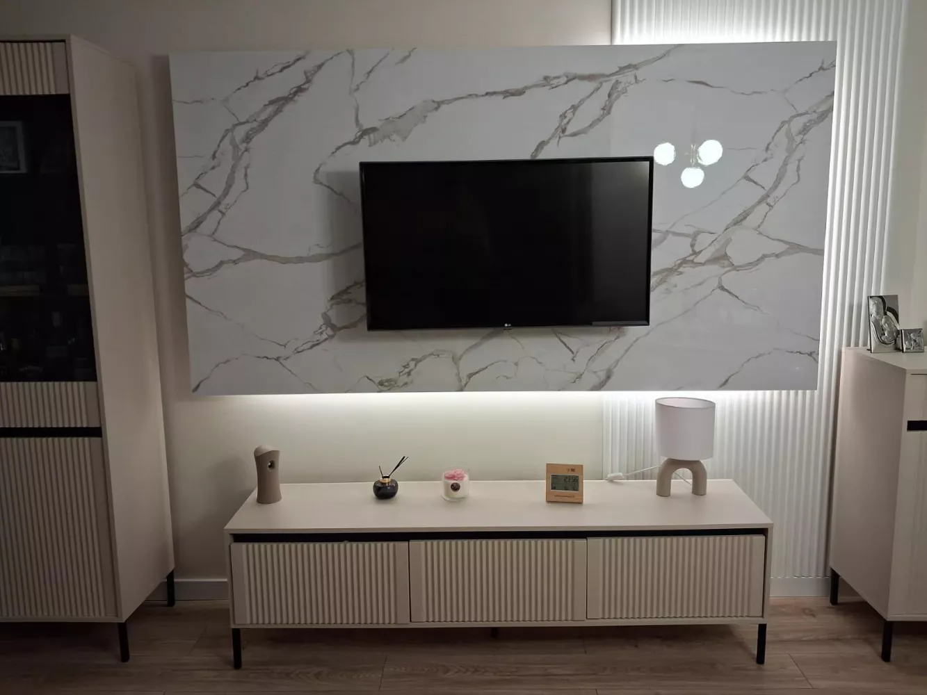 Płyta PVC Biały Marmur Połysk 280×122 cm – płyta ścienna PVC do szybkiego remontu łazienki