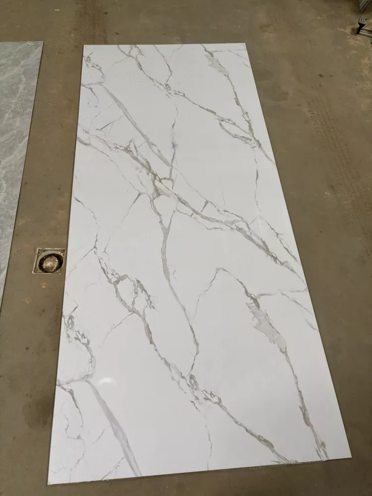 Płyta PVC Biały Marmur Połysk 280×122 cm – płyta ścienna PVC do szybkiego remontu łazienki